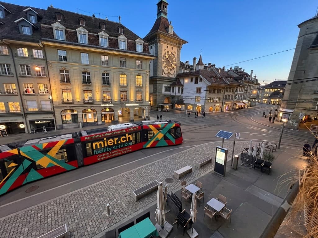 Reinigung Bern — mier.ch Tram-Werbung vor der Zytglogge, regional im Kanton Bern